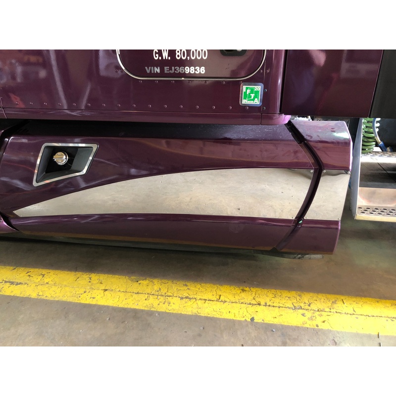 Kenworth T660/T680 curved fuel tank fairing trims – 2 pieces