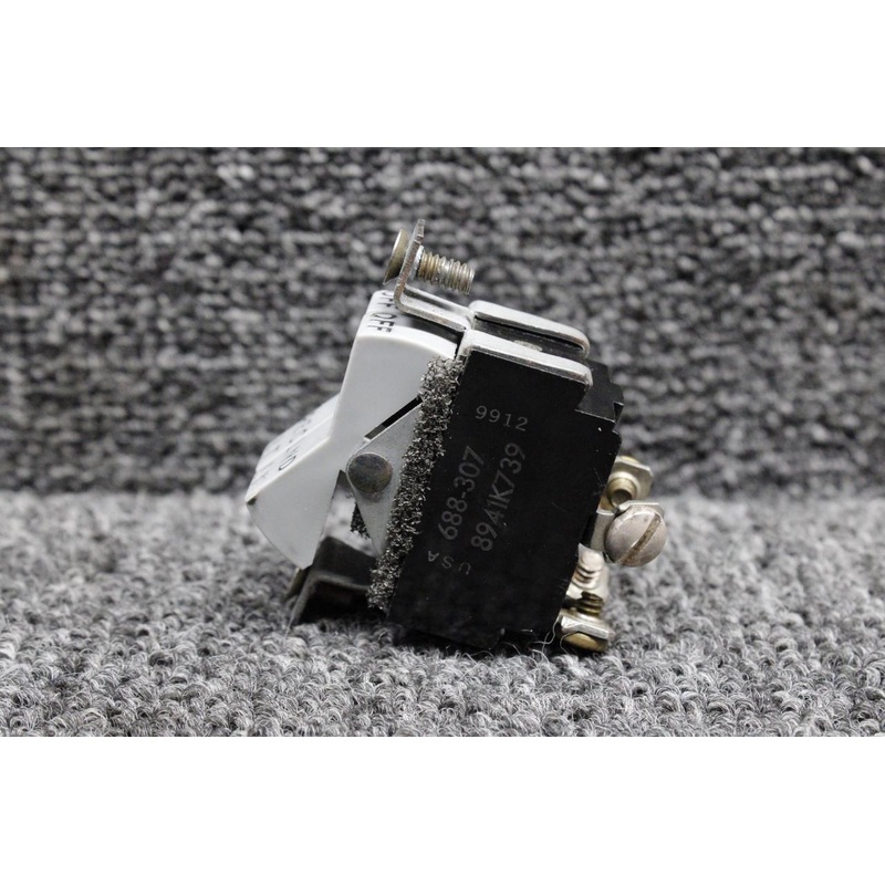 8941K739 (Alt: 688-307) Eaton Recognition and Landing Light Split Rocker Switch