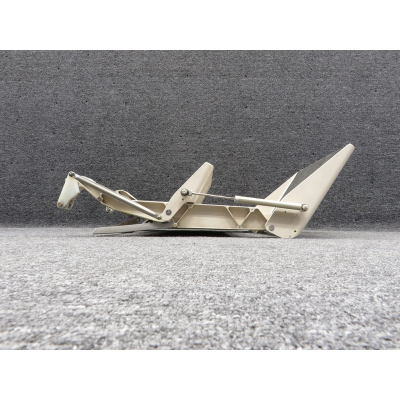 45A93500-021 Mitsubishi MU-300 Entrance Door Step Installation (Cracked)