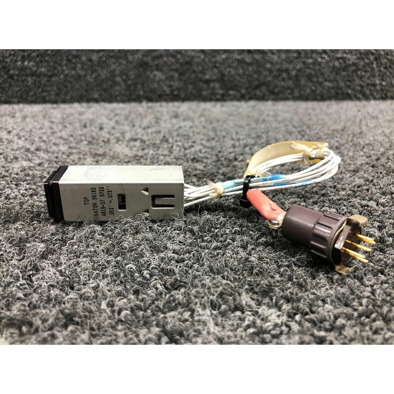 582-10A4B0C3 (ALT: 96182) Eaton Push Button Switch (Volts: 28)