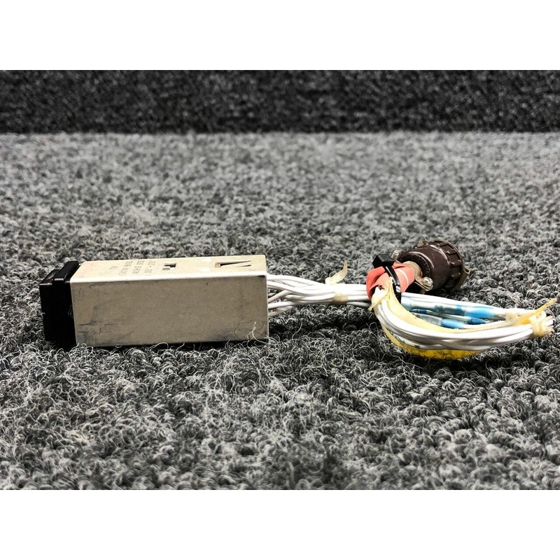 582-10A4B0C3 (ALT: 96182) Eaton GPS / CRS Push Button Switch (Volts: 28)